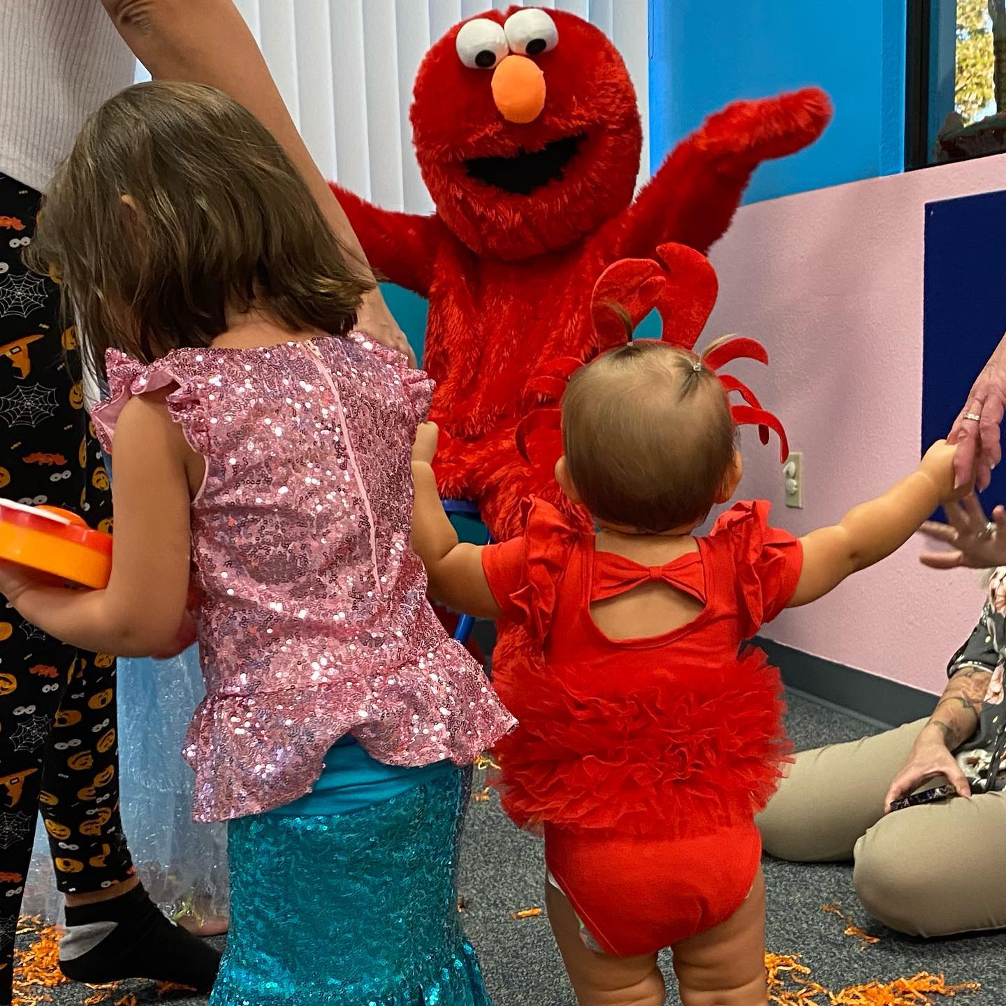 elmo plays peek a boo